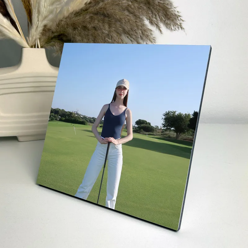 תמונה על פלטת עץ דופן שחורה עם רגלית או לתליה