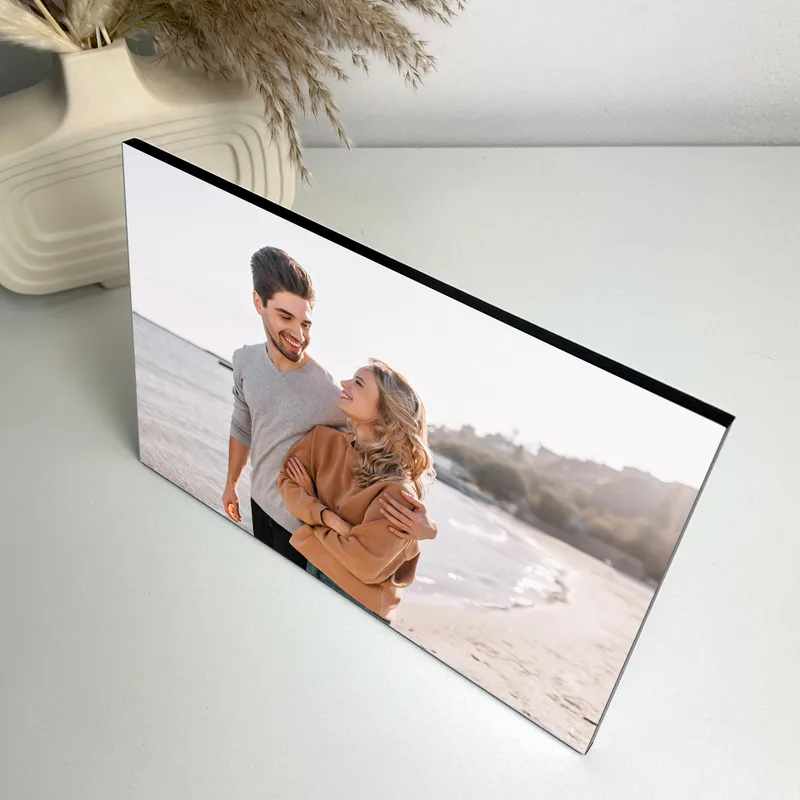 תמונה על פלטת עץ דופן שחורה עם רגלית או לתליה