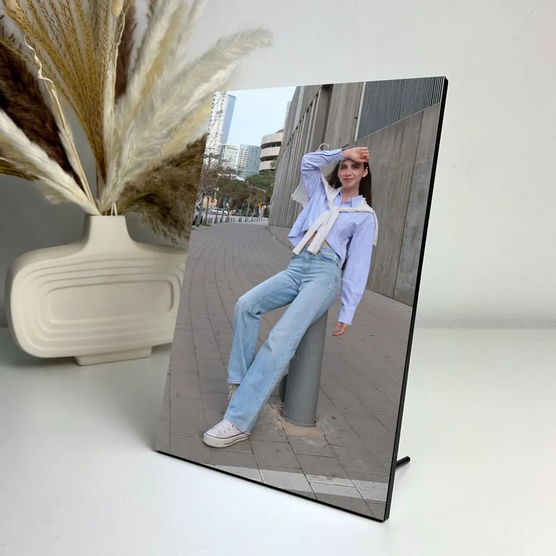 תמונה על פלטת עץ דופן שחורה עם רגלית או לתליה