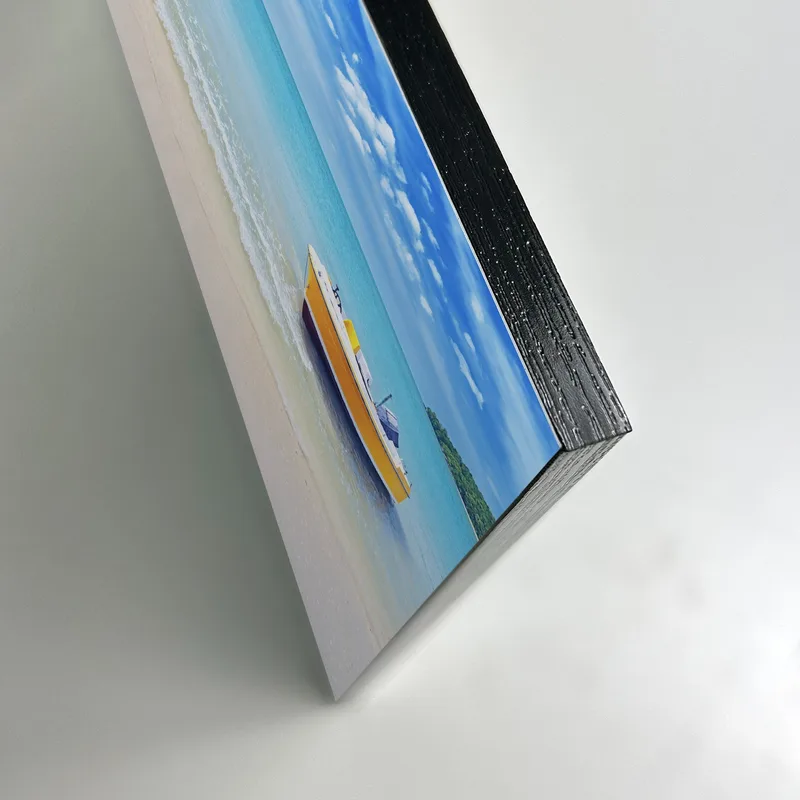 תמונה על פלטת עץ דופן שחורה - תקריב